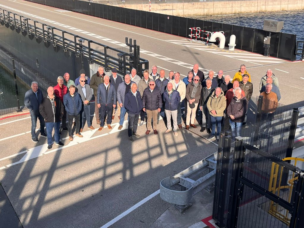 Leden van Sociëteit Intimus en De Kleine Witte bezoeken de sluizen van IJmuiden