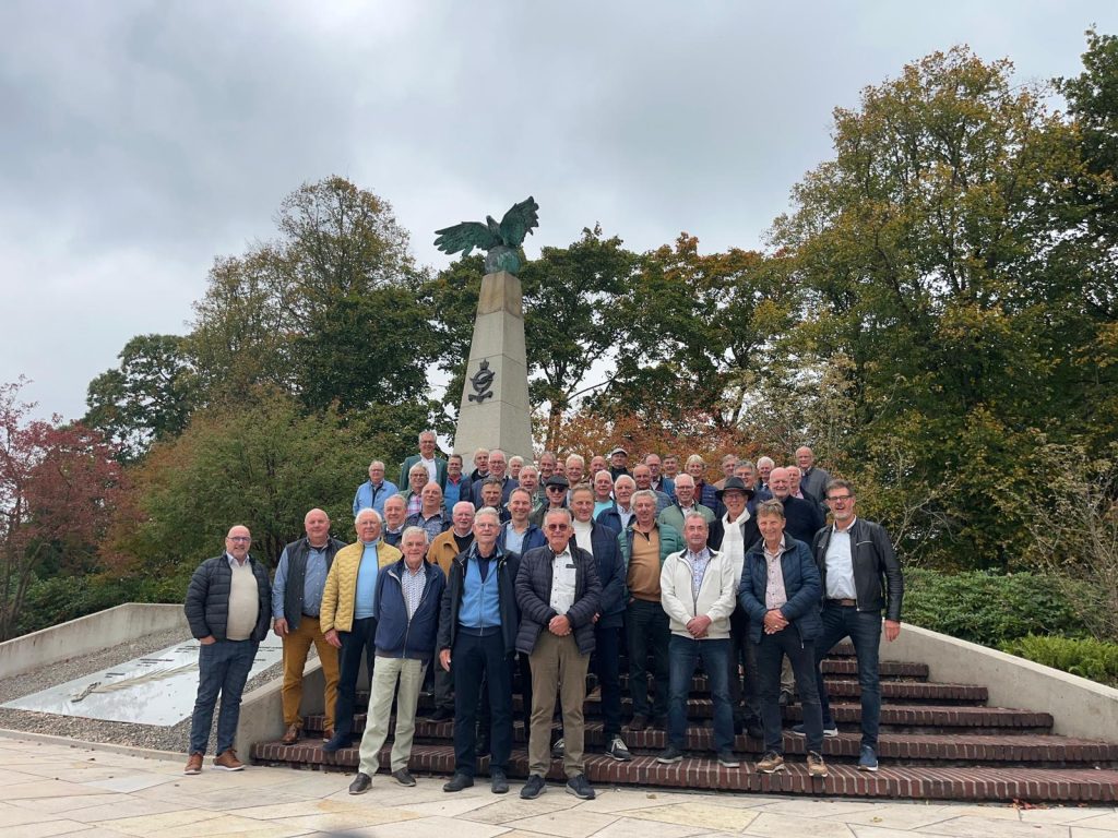 Leden van Sociëteit Intimus bezoeken het Nationaal Militair Museum in Soesterberg